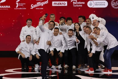 Quique Dacosta hace su tradicional selfi a los cocineros, cuyos restaurantes tienen tres estrellas Michelin, en la gala celebrada el año pasado en Barcelona.