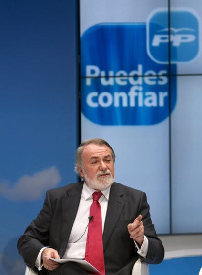 Jaime Mayor Oreja, durante su intervención en la Convención Nacional del PP en Sevilla.