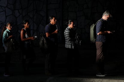 Personas esperan camiones en Puente Saavedra durante la huelga de trenes, este miércoles.