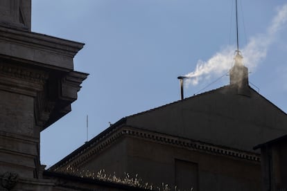 Fumata blanca en San Pedro del Vaticano.