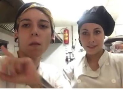 Imagen del vídeo que colgaron en Facebook dos de las trabajadoras afectadas por los impagos de un restaurante de Tommy Mel's en Alcalá de Henares