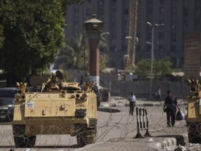 Blindados del Ejército egipcio junto a la plaza Tahir, en El Cairo.