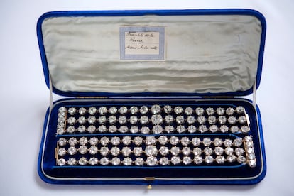 Cada una de las pulseras tiene tres filas de diamantes.