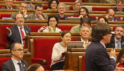 Diputados del PSC escuchan a Puigdemont en el pleno del Parlament. 