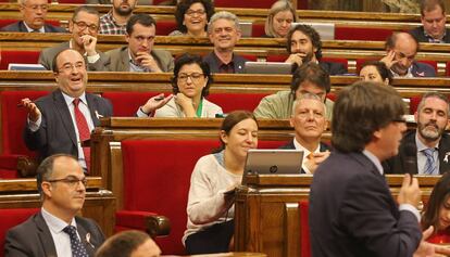 Diputados del PSC escuchan a Puigdemont en el pleno del Parlament.