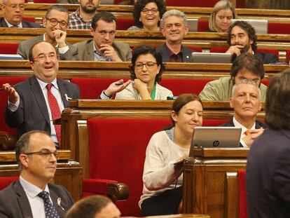 Diputados del PSC escuchan a Puigdemont en el pleno del Parlament. 