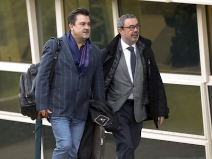 El presidente del Comité General de Empresa de Renfe Operadora en el momento del accidente, Juan Carlos Cañas, a la izquierda, llega este miércoles al juicio en la Cidade da Cultura de Santiago acompañado por Manuel Prieto, abogado del maquinista Francisco Garzón.