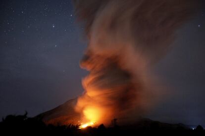 Actividad volcánica en el Monte Sinabung, en Sumatra, Indonesia.