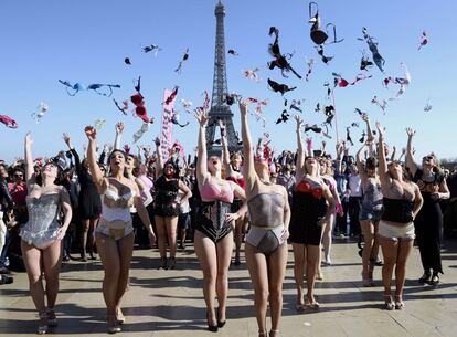 Decenas de mujeres lanzan sus sujetadores en el aire durante la concentración organizada por Pink Bra Bazar, en su quinta edición, organización benéfica que apoya a las mujeres con cáncer de mama. París, Francia.