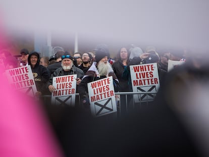 Grup de blancs apropiant-se d’un eslògan dels negres.