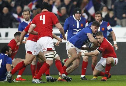 Liam Williams intenta detener al francés Damian Penaud.