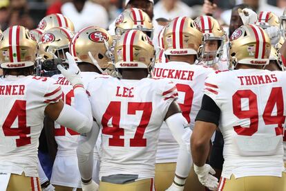 Jogadores do San Francisco 49ers, antes de começar o Super Bowl 2020.