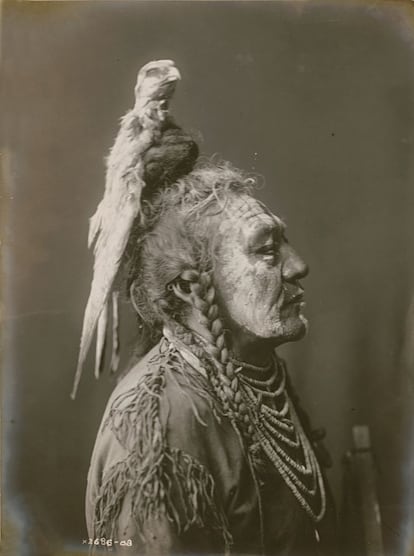 El indio crow Dos Silbidos. Fotografía de Edward S. Curtis conservada en la biblioteca del Congreso de Estados Unidos.