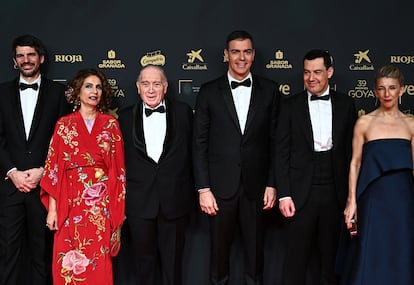 Varios políticos asistieron a la gala: el ministro de Cultura, Ernest Urtasun; la vicepresidenta primera, María Jesús Montero; el presidente del Gobierno, Pedro Sánchez; Juanma Moreno, presidente de la Junta de Andalucía, y la vicepresidenta segunda, Yolanda Diaz. El presidente de la Academia de Cine, Fernando Méndez-Leite, posó con ellos.