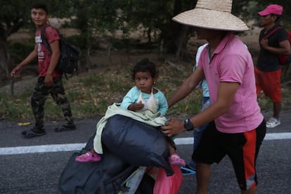 Migrantes caminham na rodovia, no México, no início da semana. Os relatos são de fome, medo, frio e desespero. Neste dia, centenas foram detidos --muitos com seus filhos-- e agora aguardam para serem deportados para seus países, de onde fugiram por medo ou pela pobreza. 