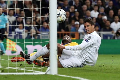 El centrocampista francés de la Juventus Blaise Matuidi (i), remata para marcar gol, tercero de su equipo, en presencia del defensa francés del Real Madrid Raphael Varane.