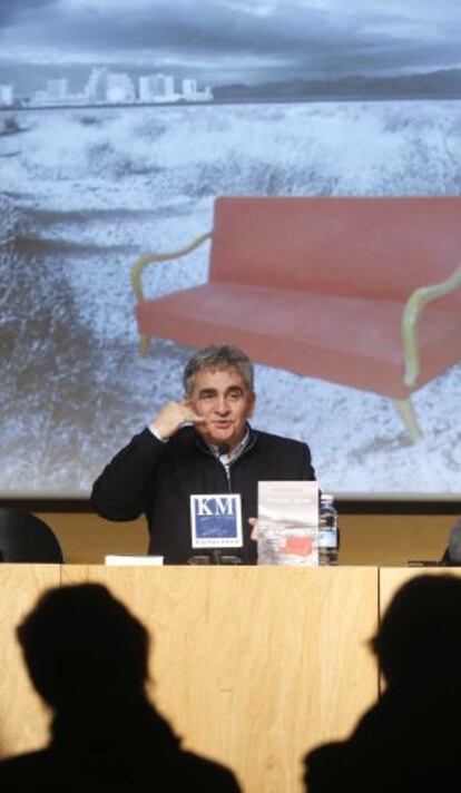 Bernardo Atxaga, durante la presentación de su último libro, 'Nevadako egunak', en San Sebastián.