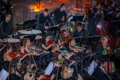 El violonchelista y compositor Giovanni Sollima (el primero por la derecha) junto a varios integrantes de la Orquesta Juvenil Luigi Cherubini, el 9 de julio durante el concierto de Riccardo Muti en Lampedusa