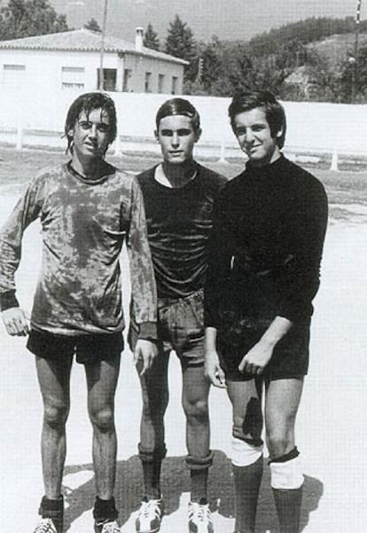 A los 17, en el centro, con compañeros del equipo de fútbol Juniors.