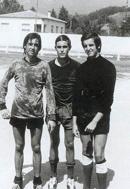 A los 17, en el centro, con compañeros del equipo de fútbol Juniors.