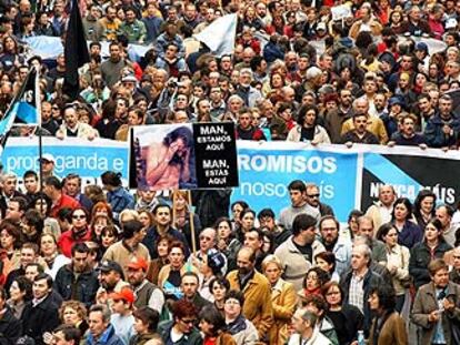 Miles de gallegos protestaron ayer en Santiago contra el olvido de la catástrofe del <i>Prestige.</i>