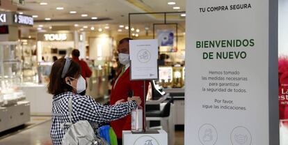 Vista de la entrada a una tienda de El Corte Ingles en el centro de Oviedo.