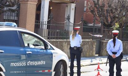 Dos agentes de los Mossos ante la casa donde se produjo el asalto en Matadepera.