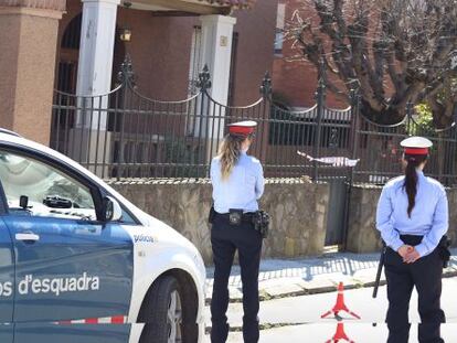 Dos agentes de los Mossos ante la casa donde se produjo el asalto en Matadepera.