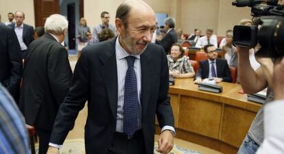  Alfredo P&eacute;rez Rubalcaba, llega a la reuni&oacute;n de su grupo parlamentario. 