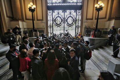 Castillo sostuvo que había tomado la decisión de “un Gobierno de excepción” para “reestablecer el Estado de Derecho debido al reclamo ciudadano a lo largo y ancho del país”. Las puertas del Congreso de la República, debía enfrentarse a su tercera moción, fueron cerradas. En la imagen, diputados y miembros de la prensa al interior del Congreso tras el anuncio de Castillo. 