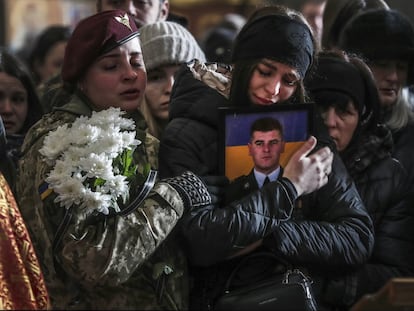 Una mujer abraza la foto de un soldado ucranio muerto en el frente, durante un funeral por tres de ellos en la iglesia de los Apóstoles Pedro y Pablo, en Lviv, el 9 de marzo.