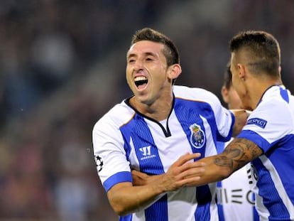 H&eacute;ctor Herrera, del Oporto, celebra tras anotar un gol ante el Lille.