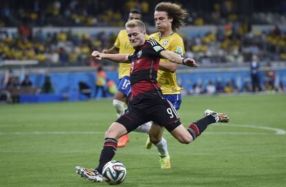 Andre Schuerrle se anticipa al brasile&ntilde;o David Luiz en la jugada del que ser&iacute;a el s&eacute;ptimo gol para la selecci&oacute;n alemana.