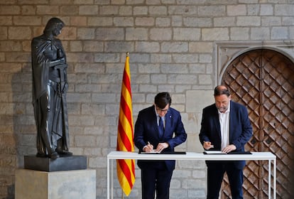 Illa and Junqueras sign the agreement for the Catalan Budgets to be in effect by summer