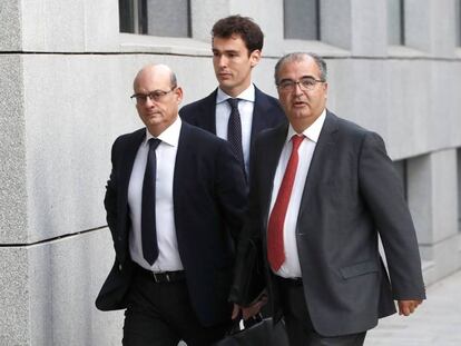 El expresidente del Banco Popular Ángel Ron (derecha), a su llegada el martes a la Audiencia Nacional. 