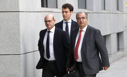 El expresidente del Banco Popular Ángel Ron (derecha), a su llegada el martes a la Audiencia Nacional. 