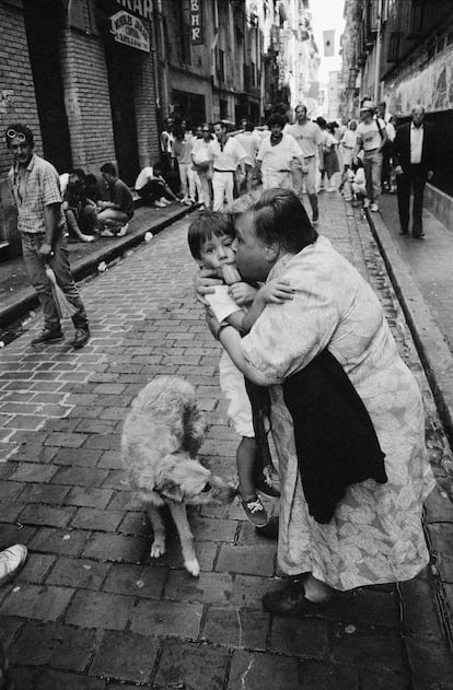 Una mujer besa a un niño en la calle durante los sanfermines en Pamplona, en julio de 1991. 