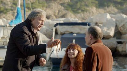 Los actores que encarnan a los tres hermanos en una escena de 'La casa junto al mar', desde la izquierda, Gérard Meylan como Armand, Ariane Ascaride como Angèle y Jean-Pierre Darroussin como Joseph.