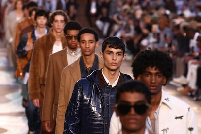 Modelos desfilan durante el pase del diseñador Pharrell Willaims para Louis Vuitton en la semana de la moda de París, el 24 de junio de 2025.