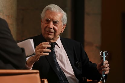 Mario Vargas Llosa, durante su discurso en el Premio Francisco Umbral al Libro del Año 2019 por su obra 'Tiempos recios' en Madrid, el pasado lunes 16 de noviembre.