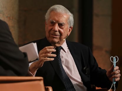 Mario Vargas Llosa, durante su discurso en el Premio Francisco Umbral al Libro del Año 2019 por su obra 'Tiempos recios' en Madrid, el pasado lunes 16 de noviembre.