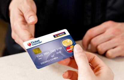 Tarjeta de MasterCard y Ticket Corporate.