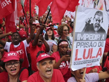 Manifestantes favor&aacute;veis a Lula protestam em S&atilde;o Paulo.