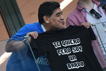 Diego Maradona posa para una foto antes del encuentro.