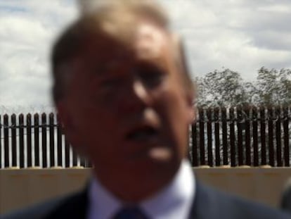 El presidente de Estados Unidos visita un punto de la frontera de California donde se ha renovado parte de la valla y lo presenta como su  muro 