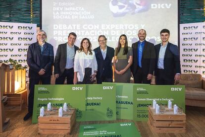Los seleccionados en la convocatoria DKV Impacta junto a Josep Santacreu, consejero delegado de DKV.
