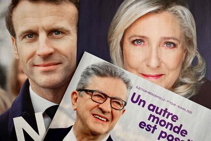 Publicidad electoral del presidente Emmanuel Macron, la ultraderechista Marine Le Pen y el izquieridista Jean Luc Mélenchon, en una imagen tomada el pasado 6 de abril en Marsella.