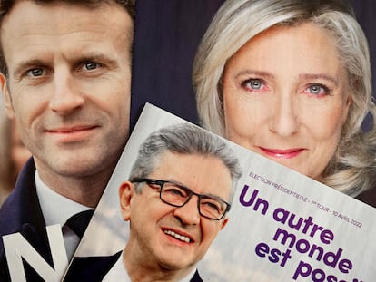 Publicidad electoral del presidente Emmanuel Macron, la ultraderechista Marine Le Pen y el izquieridista Jean Luc Mélenchon, en una imagen tomada el pasado 6 de abril en Marsella.