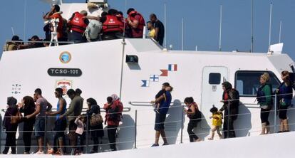 Migrantes resgatados após o naufrágio do barco em que viajavam