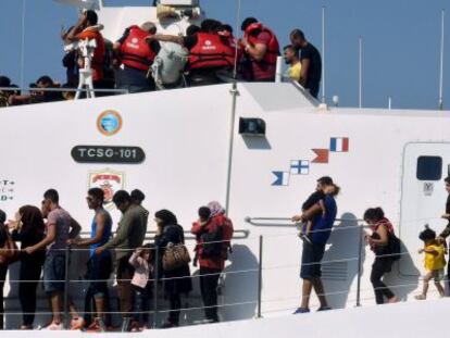 Migrantes resgatados após o naufrágio do barco em que viajavam
